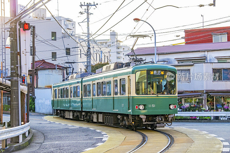 日本镰仓市的Enoshima Electric Railway (Enoden)街道运行